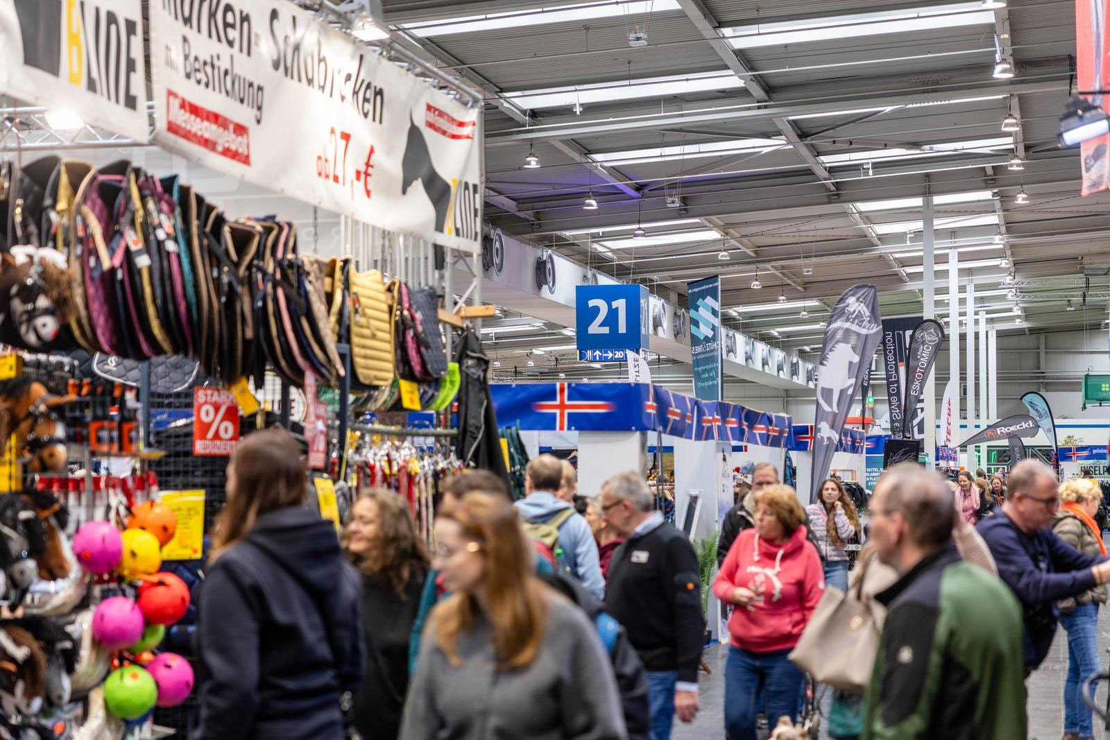Passion Pferd 2025, Halle 21, Personen und Ausstellungsstücke