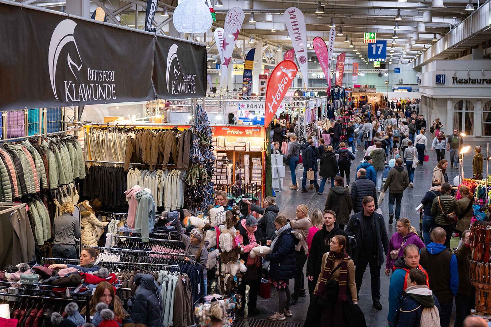 Besucher im Gang der Halle 17